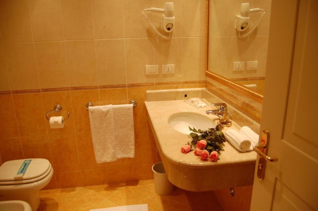 Hotel Motel Gold Calcinate Exterior photo