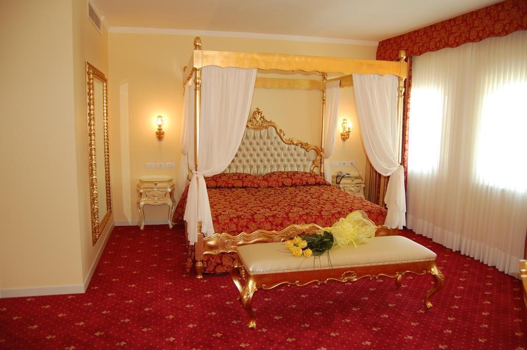 Hotel Motel Gold Calcinate Room photo