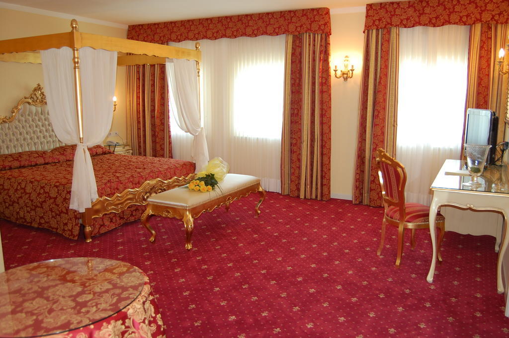 Hotel Motel Gold Calcinate Room photo