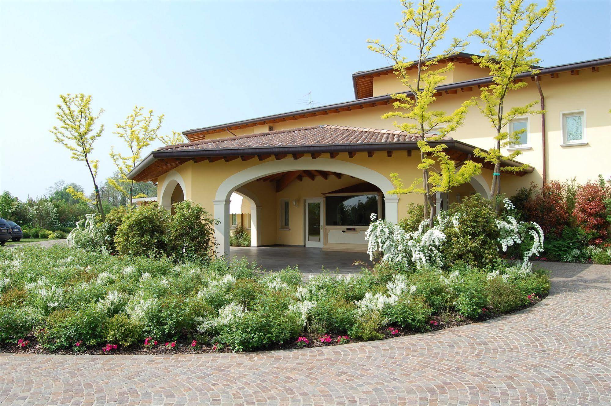 Hotel Motel Gold Calcinate Exterior photo