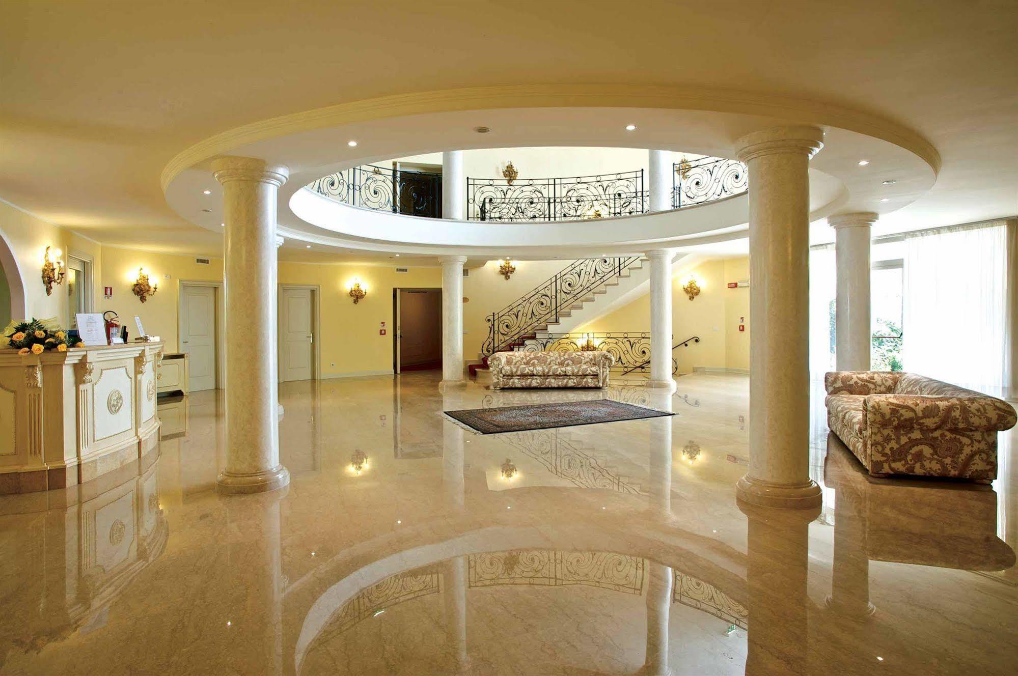 Hotel Motel Gold Calcinate Exterior photo