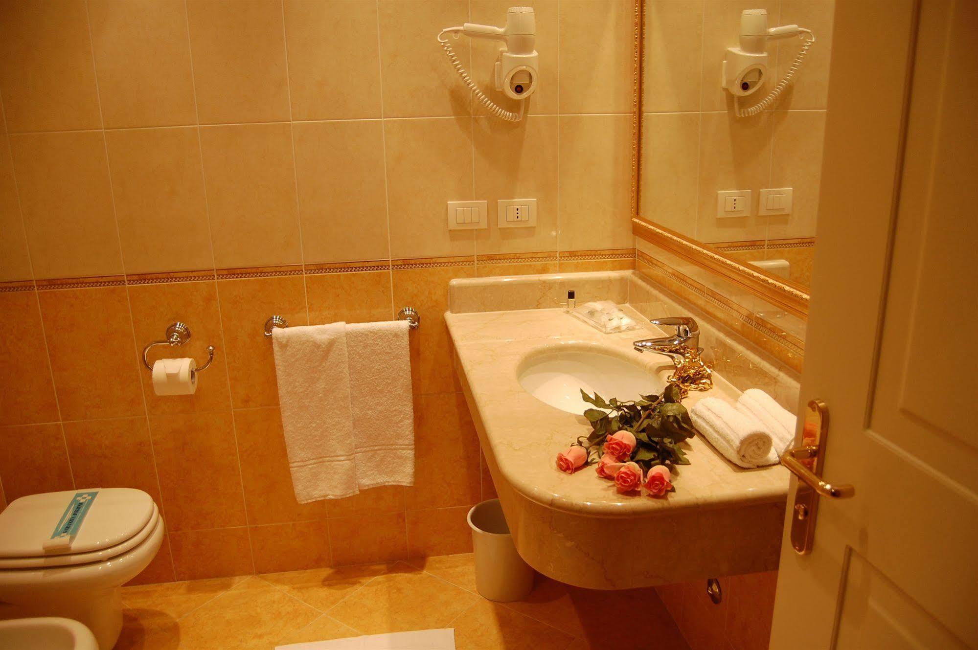 Hotel Motel Gold Calcinate Exterior photo