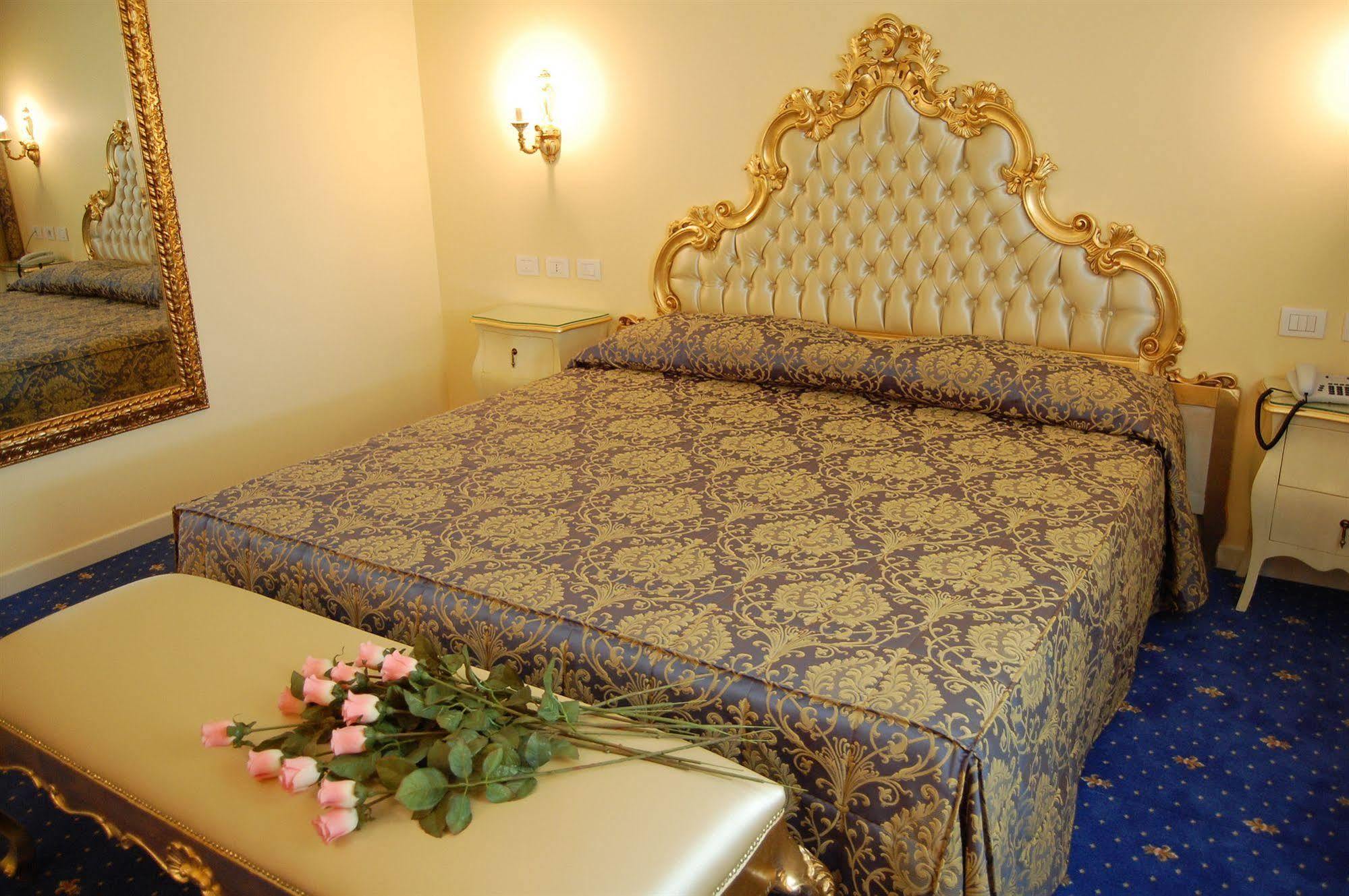 Hotel Motel Gold Calcinate Exterior photo